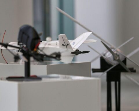 Drohnen in der Luft symbolisieren Sicherheitsrisiken durch chinesische Technik und neue Verteidigungsansätze.