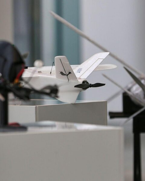 Drohnen in der Luft symbolisieren Sicherheitsrisiken durch chinesische Technik und neue Verteidigungsansätze.