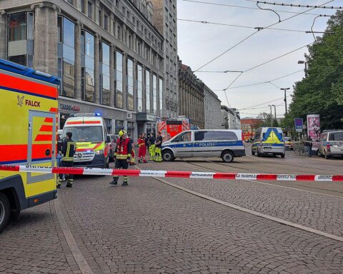 Auto in der Fußgängerzone, Menschenmenge, Polizei vor Ort, dramatische Situation in Leipzig.
