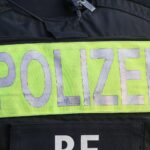 Fahndungsaufruf: Bild eines gesuchten Verdächtigen mit Hintergrundinformation über den Vorfall.