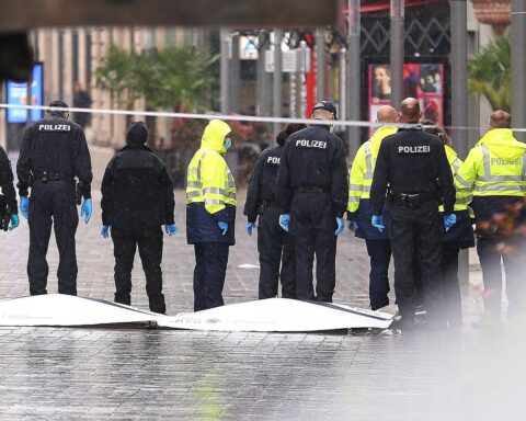 Auto in Menschenmenge, Polizei am Tatort, Trauer um zwei Todesopfer nach Amokfahrt in Leipzig.