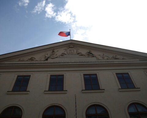 Tschechisches Abgeordnetenhaus mit Außenminister Macinka, der den Sudetendeutschen Tag ablehnt.