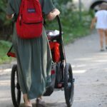 Mutter mit Kind im Kinderwagen, symbolisiert aktuelle Herausforderungen der Gleichstellung in Familien.