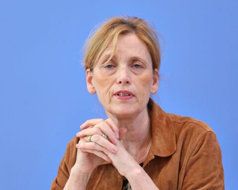 Karin Prien spricht über Demokratiebildung und Extremismusprävention in einem politischen Kontext.