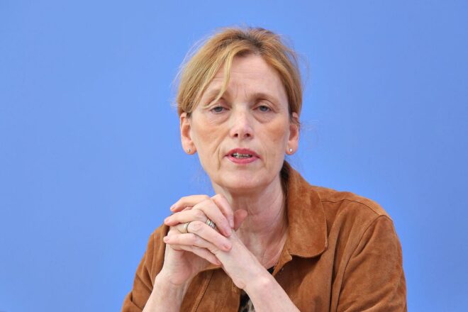 Prien verlangt von "Demokratie leben"-Programm mehr Wirksamkeit