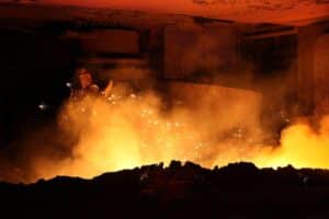 Industriearbeiter in der Stahlproduktion, Energiekrise, Rückgang der Produktion und Beschäftigtenzahlen.