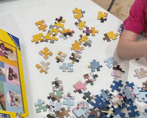 Familien puzzeln gemeinsam am Schlemmermarkt in Friedrichshafen für den Puzzlemeister 2026.