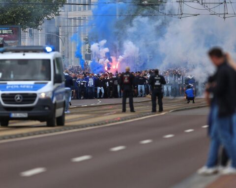Fans des 1. FC Magdeburg jubeln in der Avnet-Arena während des Heimspiels gegen Kaiserslautern.