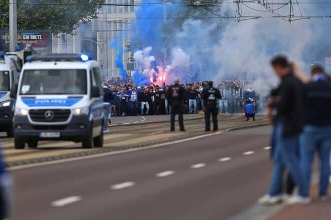 Pyrotechnik und Graffiti bei Fanmarsch vor FCM-Spiel
