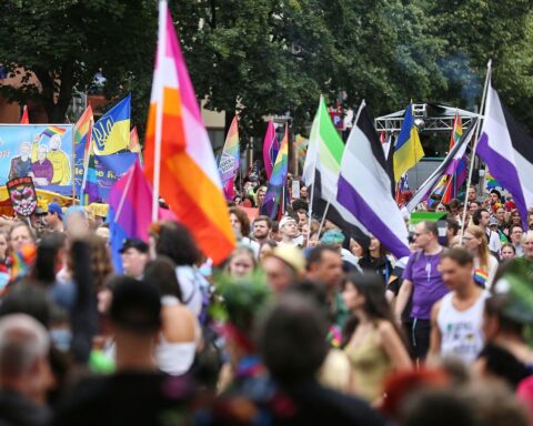 Bunte Parade zum Christopher-Street-Day, Menschen feiern Vielfalt und fordern Gleichstellung für queere Gemeinschaft.