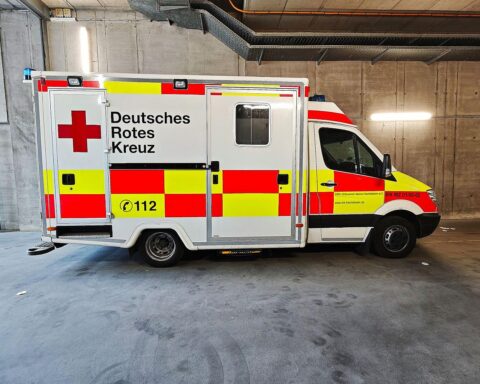 Rettungswagen vor Krankenhaus, symbolisiert Hilfe nach Fahrradunfall eines 83-Jährigen in Baden-Baden.