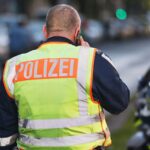 Radfahrerin stürzt, Ersthelfer leisten Hilfe, Polizei ermittelt, wichtiger Einsatz im Notfall.