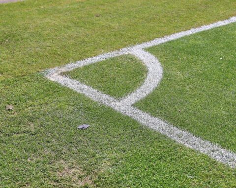 Fußballfeld mit Feier, Polizeieinsatz und verletztem Kind durch Rakete.