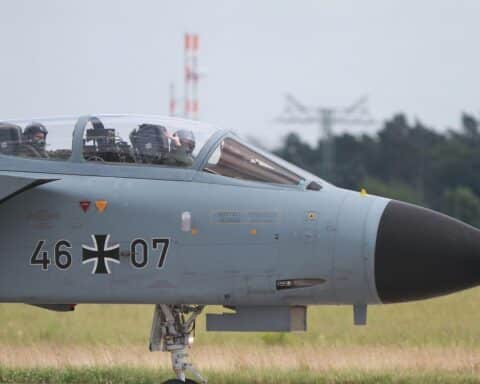 Tornado-Kampfjet über einem europäischen Militärgelände symbolisiert die Forderung nach mehr militärischer Eigenständigkeit.