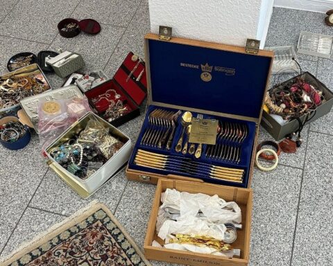Beschlagnahmte Gold- und Bargeldbestände nach Kontrollen in Wuppertaler Goldankauf-Geschäften.