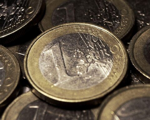 Euromünzen symbolisieren den Anstieg der Reallöhne in Nordrhein-Westfalen und Kaufkraft.