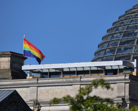Regenbogenflagge am Reichstag zur Unterstützung von LGBTQ+ Rechten und gegen Diskriminierung.