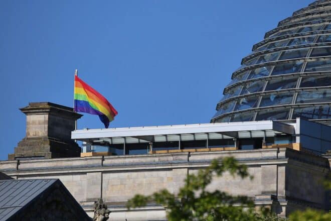 Regenbogenflagge am Bundestag gehisst