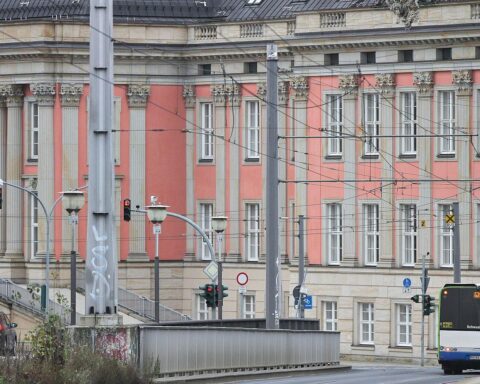 Regenbogenflagge wird im Innenhof des Brandenburgischen Landtags gehisst, Symbol für Vielfalt und Unterstützung.
