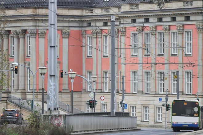 Regenbogenflagge im Landtag gehisst