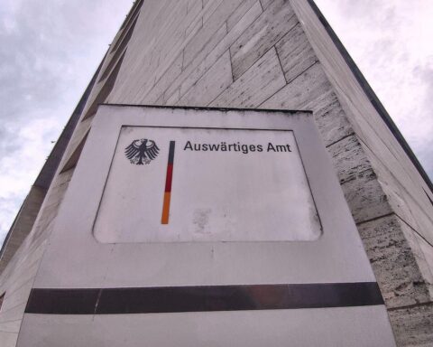 Ein besorgter Sprecher des Auswärtigen Amts vor dem Hintergrund von Weltpolitik und Sicherheit.