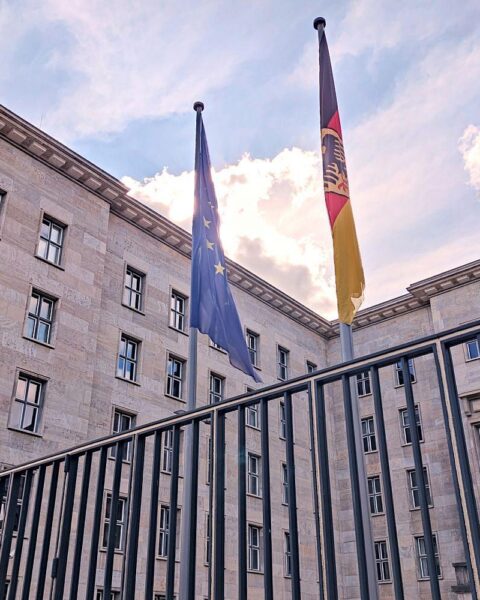Finanzministerium in Berlin, Berichte über Infrastruktur und Klimaneutralität, Wachstum und Herausforderungen.