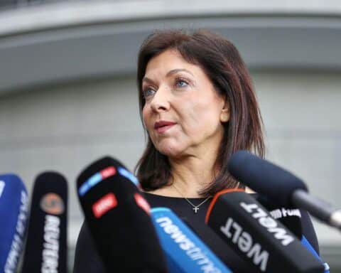 Katherina Reiche präsentiert stabilen Wirtschaftsbericht trotz Nahost-Konflikt und steigender Preise und Unsicherheiten.