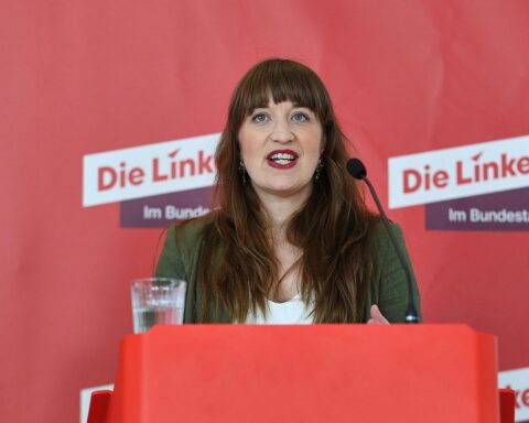 Heidi Reichinnek diskutiert politische Herausforderungen und Reformbedarf in Deutschland bei Presseinterview.