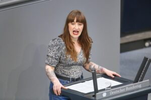 Heidi Reichinnek fordert sofortige Entlastungen und kritisiert die Regierung scharf wegen hoher Preise.