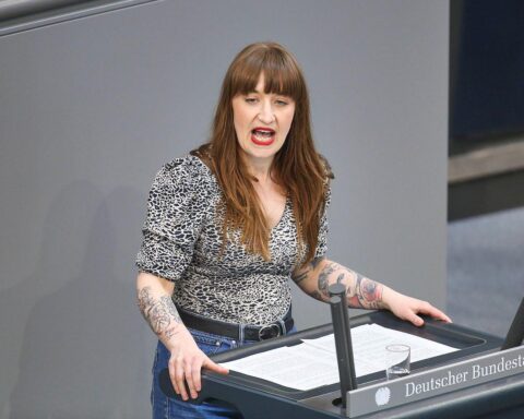 Heidi Reichinnek fordert sofortige Entlastungen und kritisiert die Regierung scharf wegen hoher Preise.