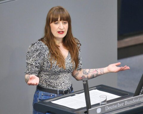 Heidi Reichinnek kritisiert die schwarz-rote Koalition für Versagen und soziale Missstände in Deutschland.