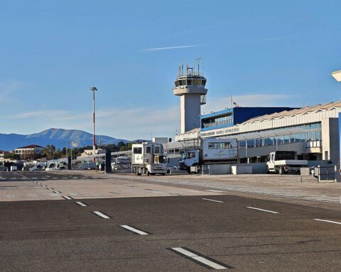 Flughafen Korfu: Reisende genießen ihren Sommerurlaub trotz steigender Kerosinpreise und stabiler Angebote.