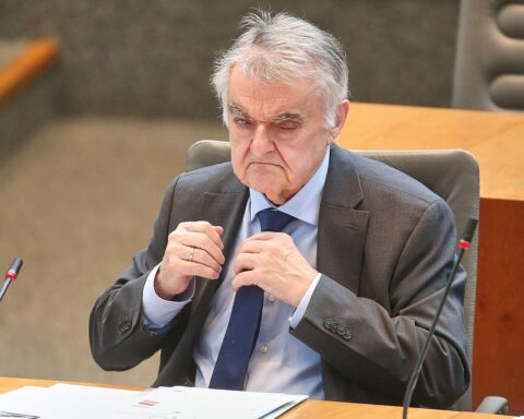 Herbert Reul warnt vor AfD-Regierung, die innere Sicherheit und Fachkompetenz gefährden könnte.