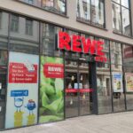 Rewe-Chef kritisiert Markenhersteller, nennt Preissteigerungen bei Schokolade trotz sinkender Rohstoffpreise.