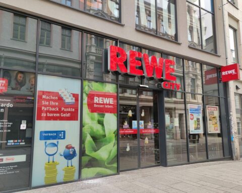 Rewe-Chef kritisiert Markenhersteller, nennt Preissteigerungen bei Schokolade trotz sinkender Rohstoffpreise.