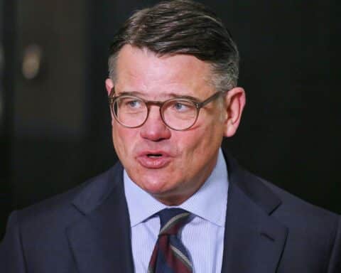 Boris Rhein bei Pressekonferenz, thematisiert Reformen und Empathie in der Bundesregierung.