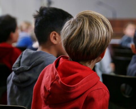 Kinder lernen in einer Schule über Demokratie, digitale Medienkompetenz und Unterstützung für Pflegefamilien.