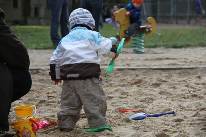 Kleinkind auf Spielplatz, symbolisiert die Bedeutung von Familienförderung und Elterngeld.