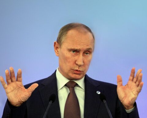 Wladimir Putin, unter Druck stehend, symbolisiert Unsicherheit und Schwäche in der aktuellen Lage.