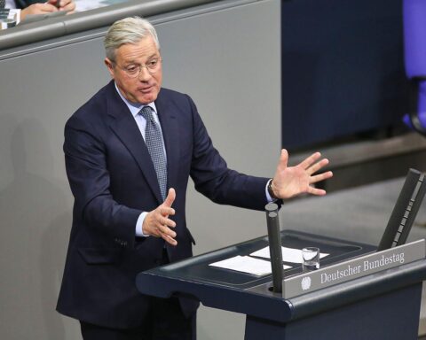 Norbert Röttgen diskutiert Russlands Druck und den Ukraine-Konflikt in Berlin.