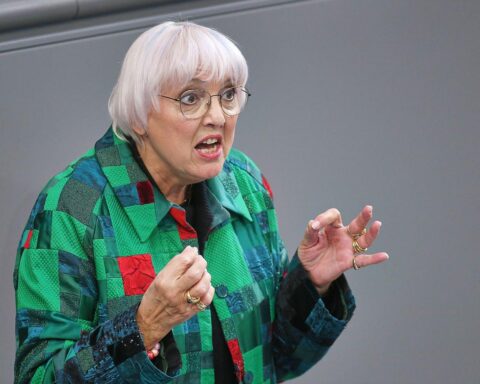 Claudia Roth diskutiert den ESC und die Bedeutung kultureller Vielfalt trotz politischer Konflikte.
