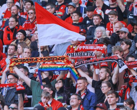 Freiburger Fans feiern Europa-League-Finale mit Public Viewing und Empfang für die Mannschaft.