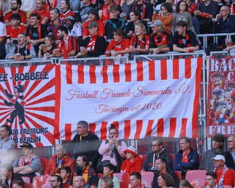 Fans des SC Freiburg jubeln, während Torhüter Jannik Huth für Verlängerung gefeiert wird.