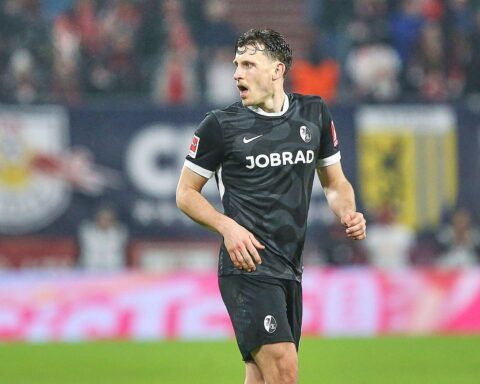 Spielszene aus dem Europa-League-Finale: Aston Villa besiegt Freiburg mit 3:0, Jubelmoment.