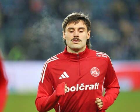 Tom Baack in Fußballtrikot, lächelnd, symbolisiert seinen Wechsel zum SC Paderborn 07.