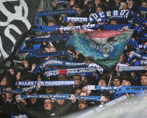 Paderborn-Fans jubeln im Stadion, bereit für Relegationsspiele gegen Wolfsburg, Tickets erhältlich.