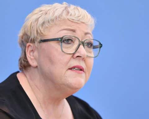 Evelyn Zupke erklärt Demokratie-Werte und SED-Vergangenheit in Ostdeutschland während Wahlkampagne.
