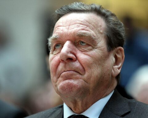 Gerhard Schröder diskutiert als möglicher Vermittler im Ukraine-Konflikt. Politische Gespräche und Strategien.