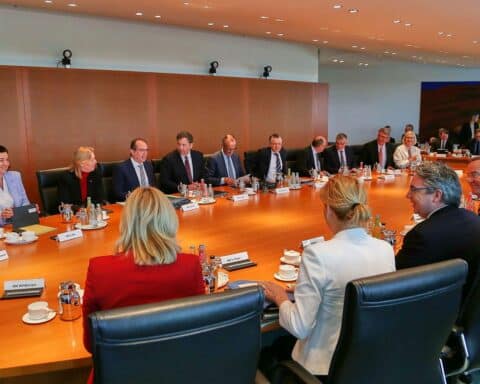 Bärbel Bas und Friedrich Merz diskutieren in einer Koalitionssitzung, betont gegenseitige Verantwortung.