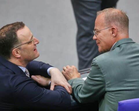 Jens Spahn und Matthias Miersch diskutieren über Kompromisse in der Politik.